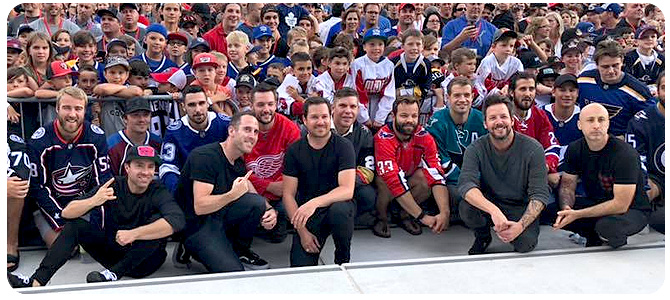 Chuck se připojil k hokejovým hvězdám na ledě před vystoupením Simple Plan na Pro-Am Gagné-Bergeron