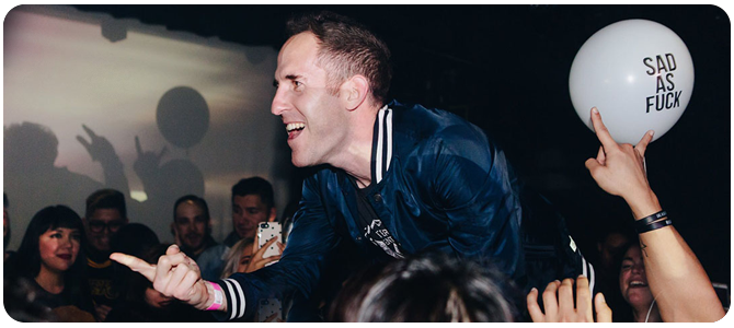 Chuck se objeví jako DJ na oficiální after party Warped Tour v Clevelandu